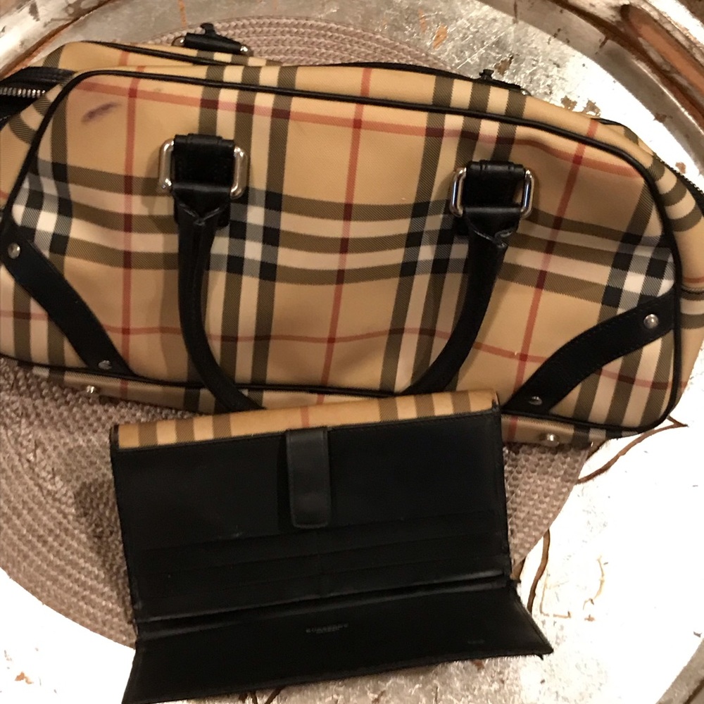 *Authentic* Burberry Purse with Wallet